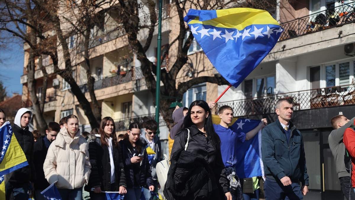 „Na mostu sjećanja, u susret slobodi“: U Sarajevu održan defile učenika povodom 1. marta, Dana nezavisnosti BiH