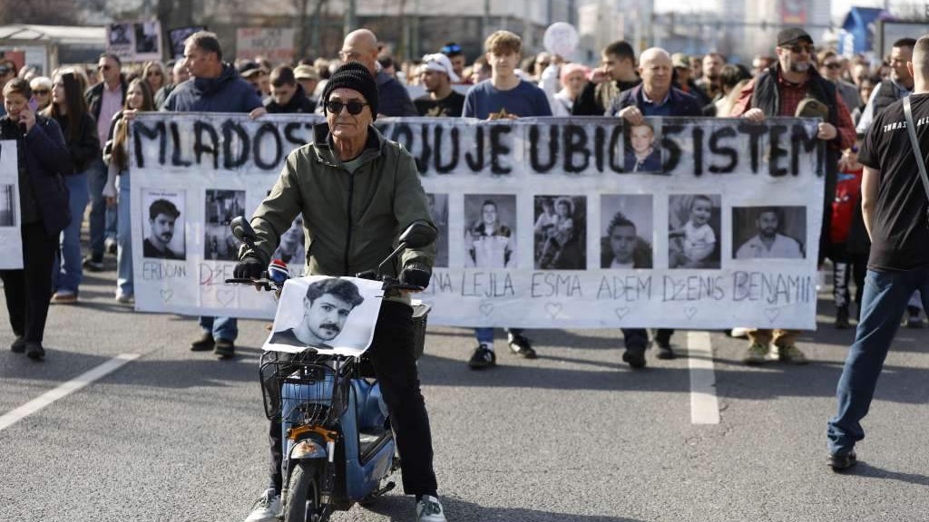 Nastavak protesta u Sarajevu: Manji broj okupljenih, poručuju da će istrajati u svojim zahtjevima