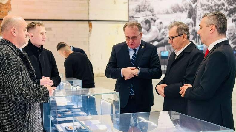 Delegacija Vlade FBiH posjetila Memorijalni centar Srebrenica – Potočari