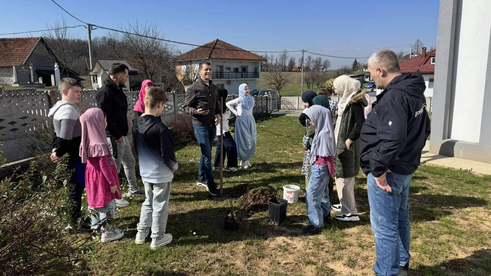 MIZ Velika Kladuša: Polaznici mekteba džemat Šabići za Dan nezavisnosti zasadili 50 sadnica