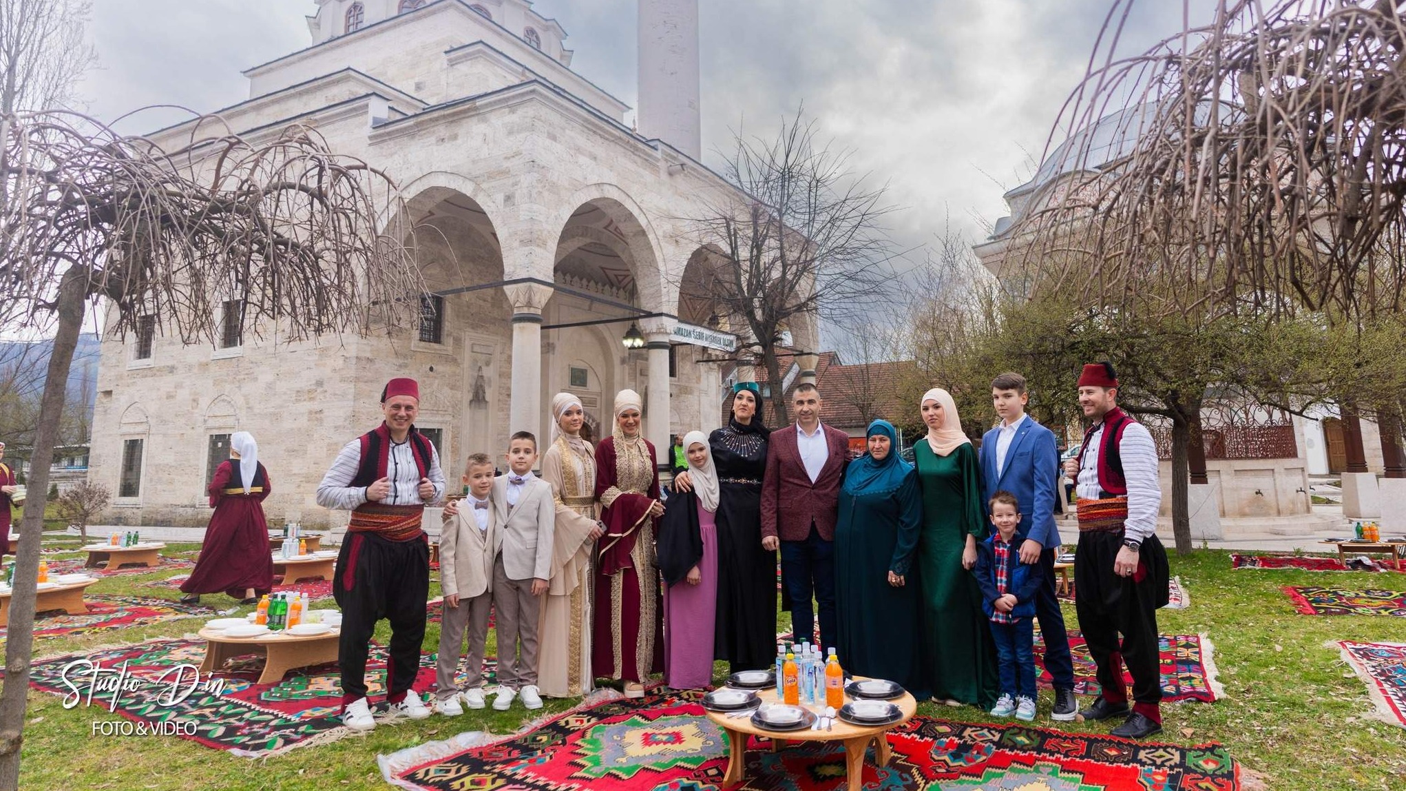 "Krajiški iftar" u Banjoj Luci: Tradicija, zajedništvo i bosanska nošnja ispred Ferhadije