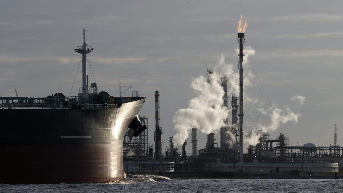 Cijena nafte vrtoglavo raste: Hormuški moreuz zatvoren, tržišta u strahu