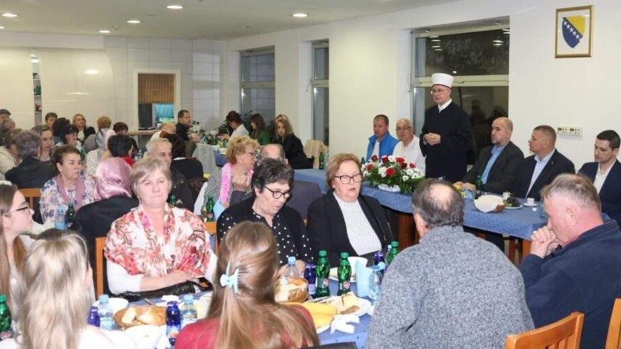 Muftija Fazlović upriličio iftar s članovima Saveza organizacija porodica šehida i poginulih boraca TK