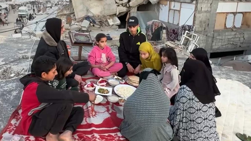 Iftar palestinske porodice na ruševinama uništene kuće u Khan Younisu