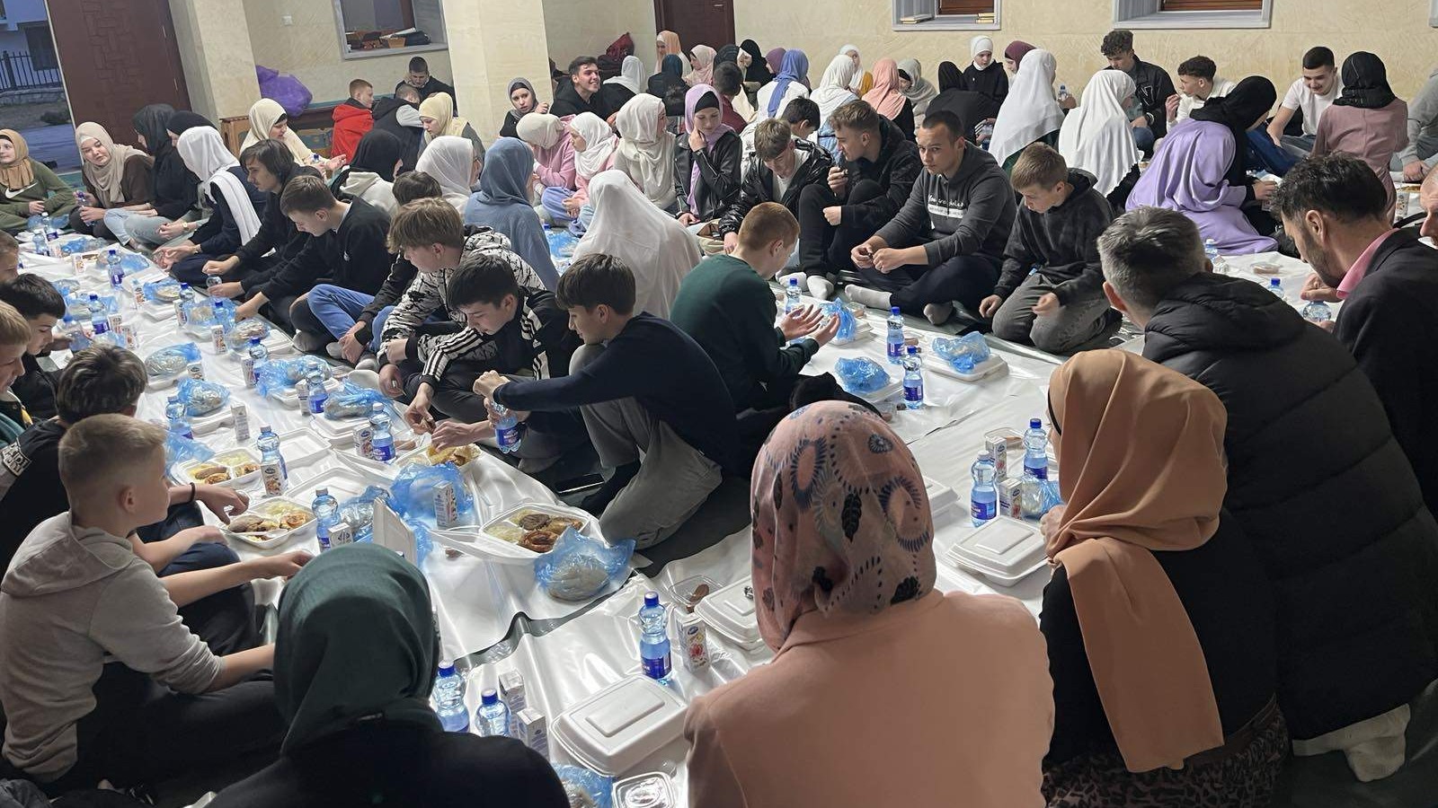 Iftar za osnovce i srednjoškolce u Olovu okupio 160 mladih