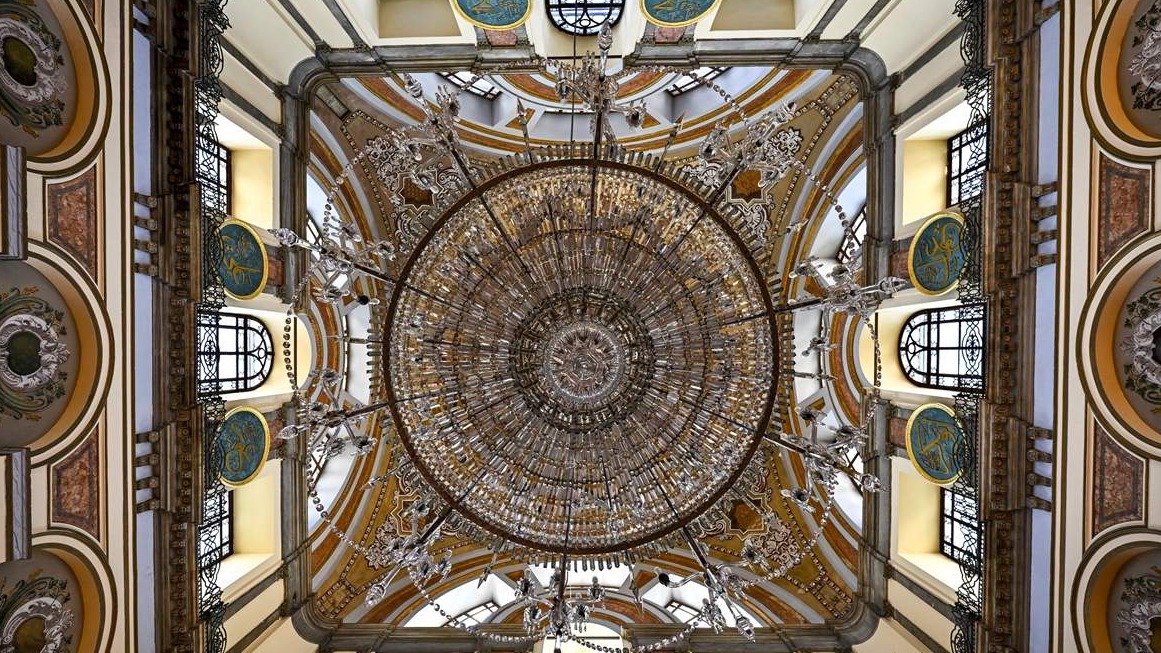 Džamija Dolmabahce na Bosforu: Kasna carska osmanska džamija s jakim zapadnim utjecajima