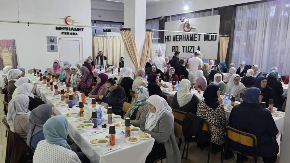 "Merhamet" priredio kolektivni iftar za majke Srebrenice u Tuzli