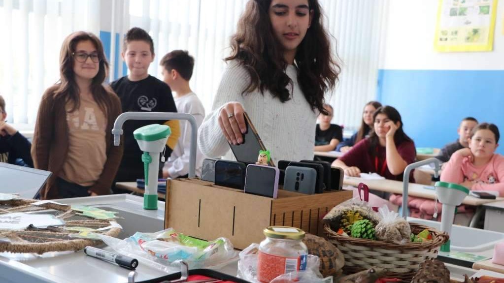 Vlada KS usvojila informaciju i stručne preporuke o upotrebi mobilnih telefona u školama