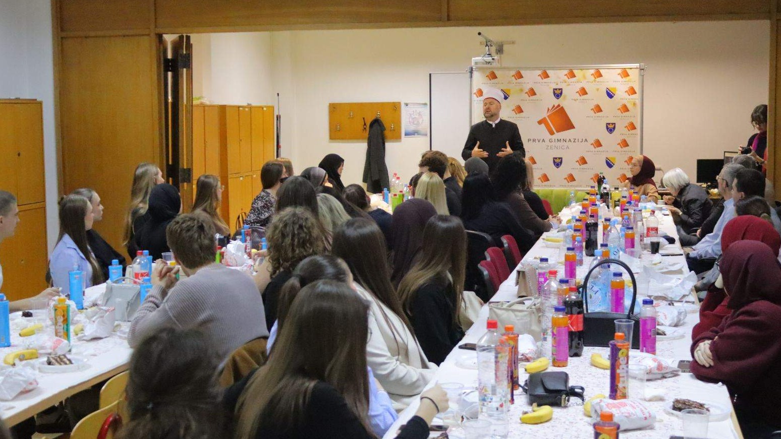 Muftija zenički na iftaru sa učenicima i kolektivom Prve gimnazije u Zenici