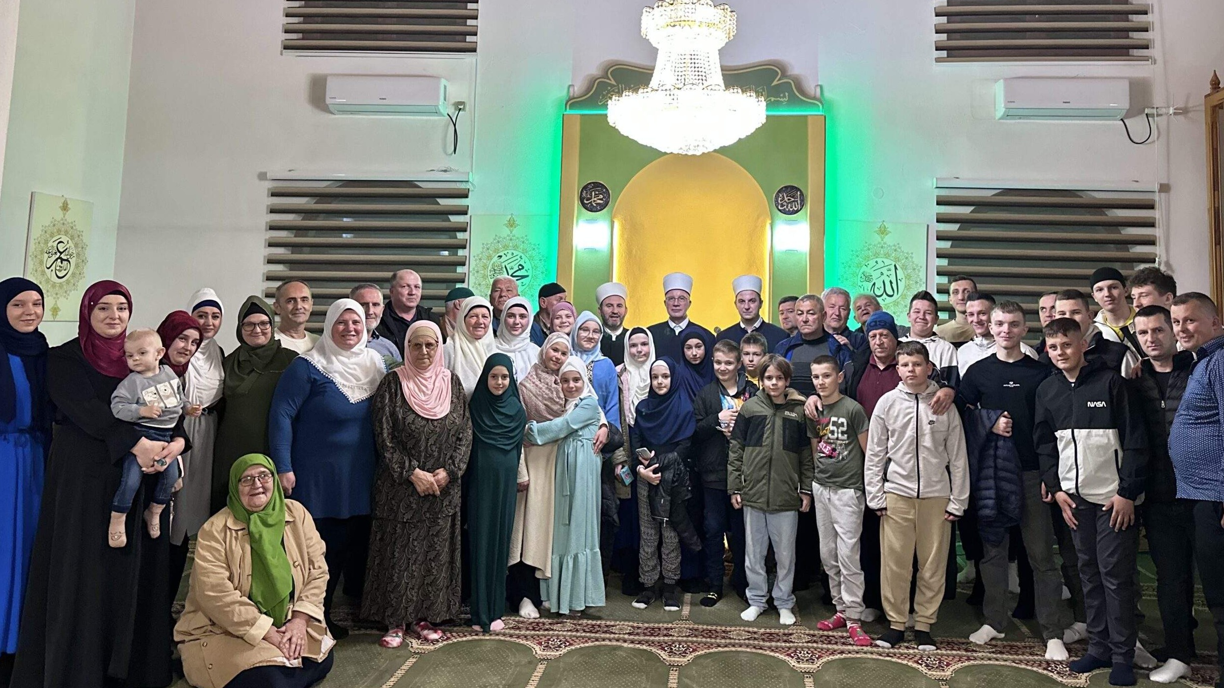 Muftija Fazlović na teraviji s džematlijama Šehidske džamije u Tuzli