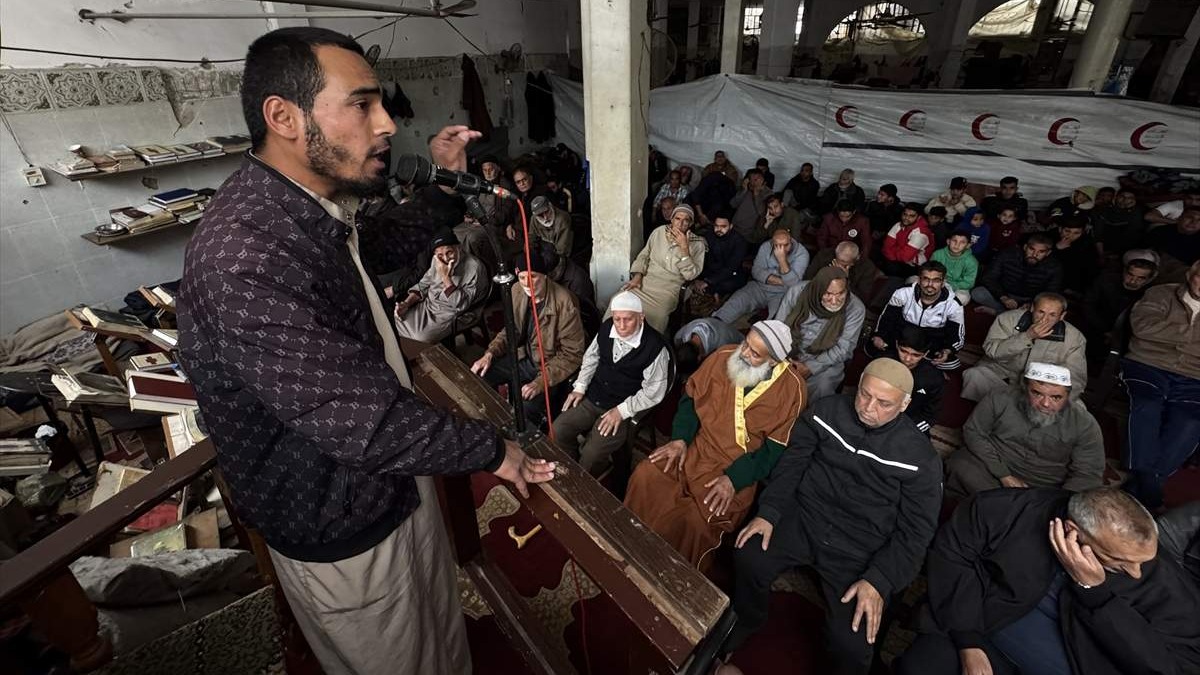 Raseljeni Palestinci u Khan Younisu klanjali džuma-namaz u oštećenoj džamiji koja služi kao sklonište