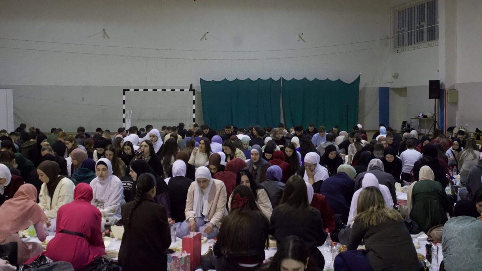 Omladinski iftar u Mostaru okupio više od 300 postača