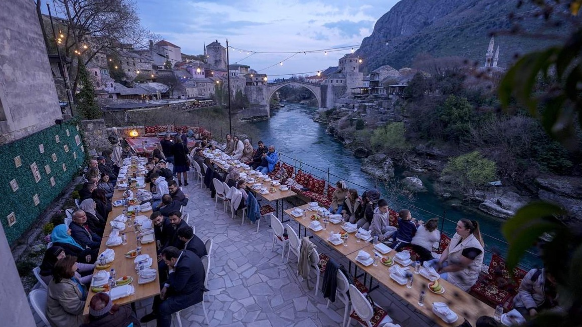 Ramazanska tradicija: Zajednički iftar na otvorenom u staroj gradskoj jezgri Mostara