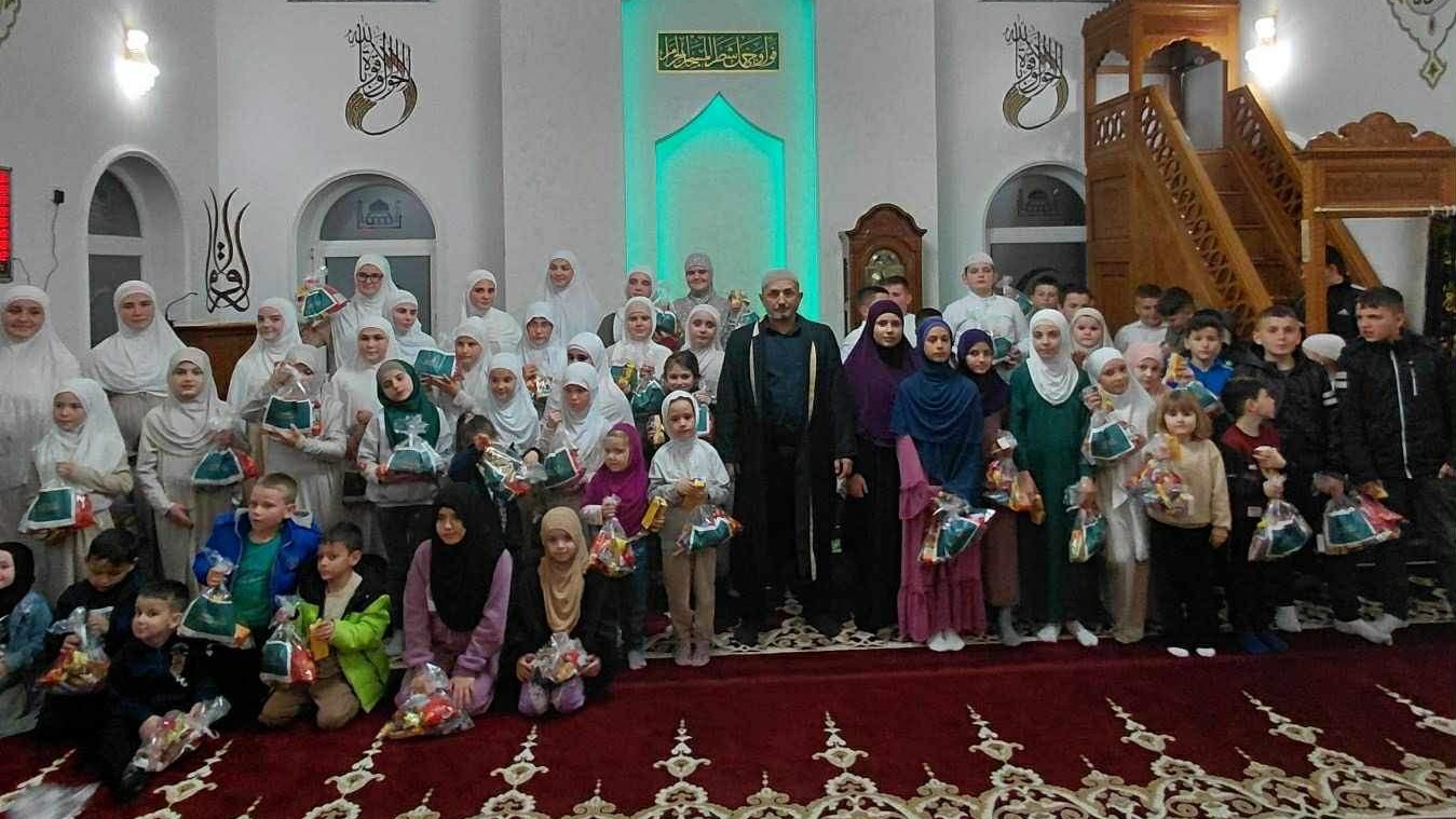 Dolno Konjare: Podjela bajramskih paketića uljepšala Lejletul-Kadr najmlađima