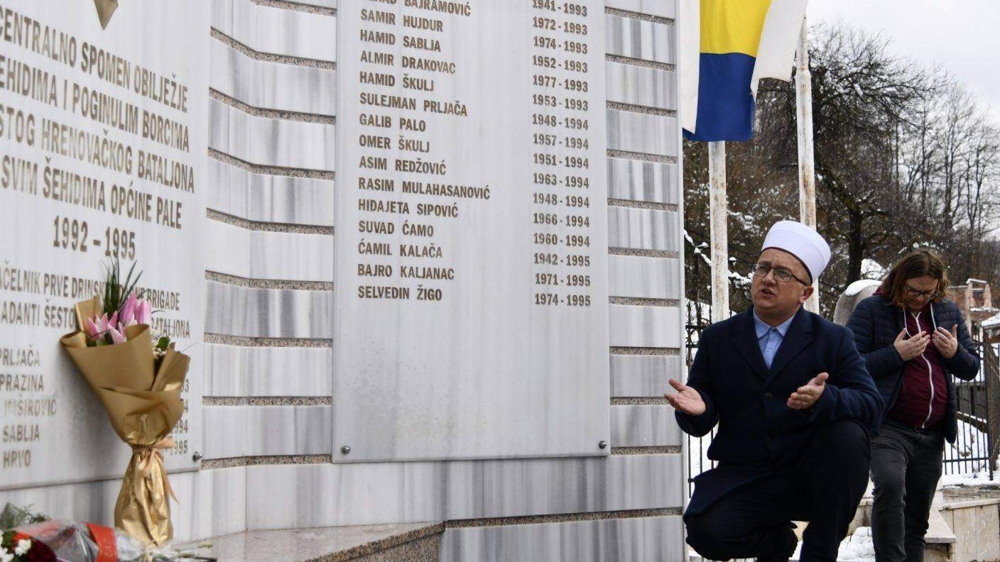 Polaganjem cvijeća i učenjem Fatihe na spomen-obilježju šehidima obilježeno 30 godina od reintegracije Prače