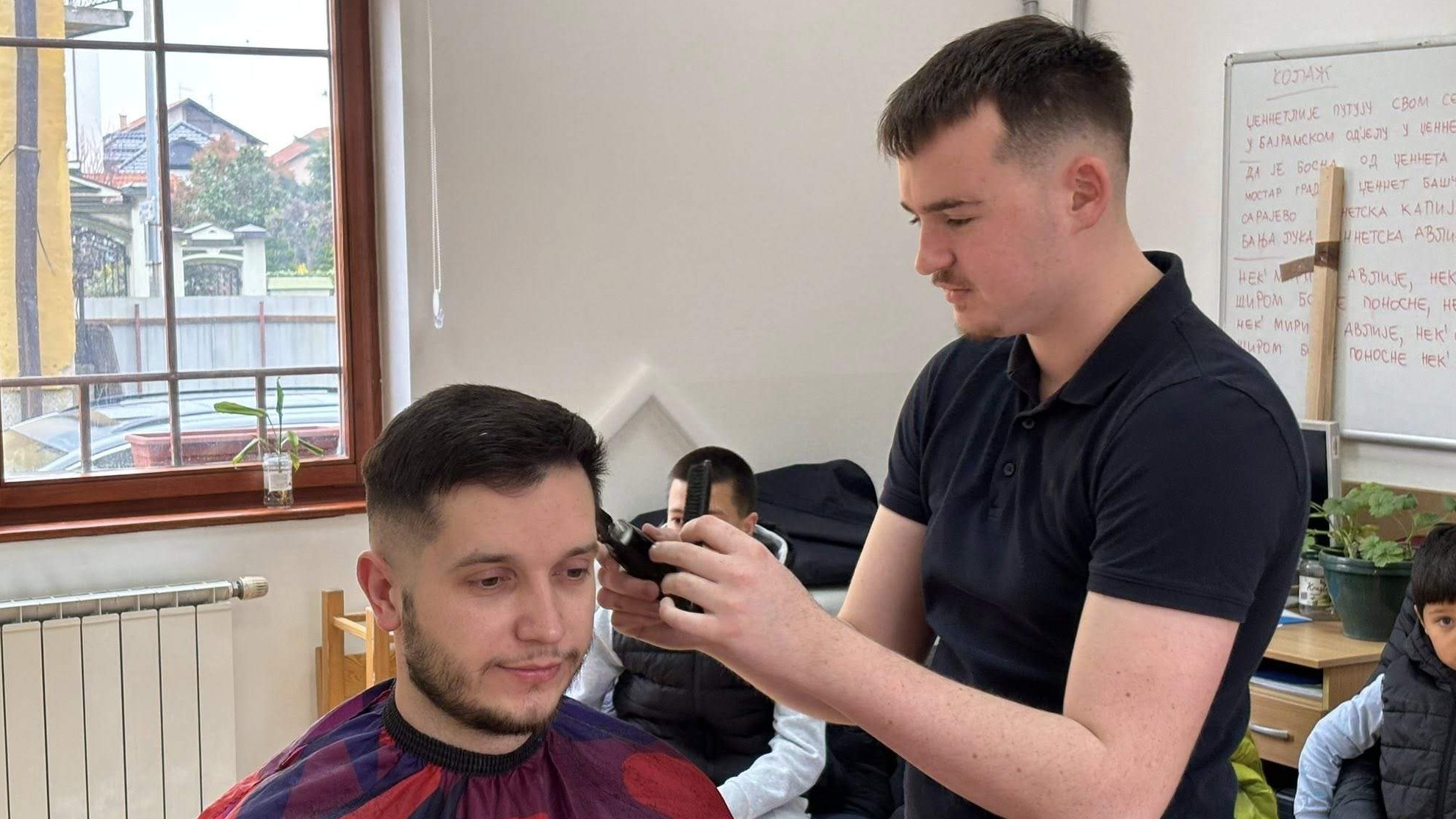 Humani gest mladog frizera iz Bijeljine: Besplatno šišanje uz pomoć za liječenje učenice