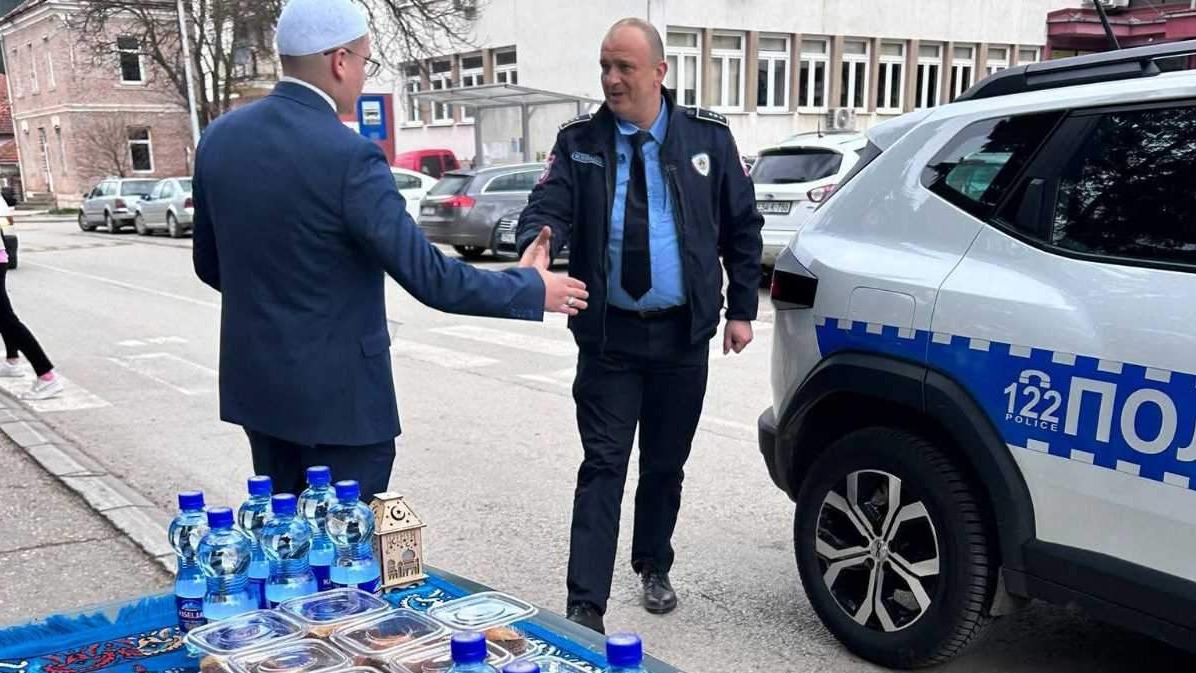 Rudo: Efendija Jonuz dijelio bajramske kolače, i načelnik Bogdanović podržao akciju