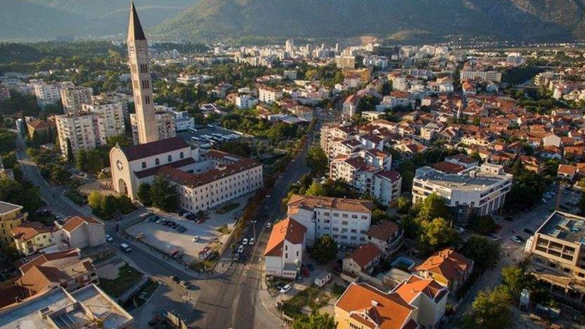 Od poruka biskupa do anonimnih portala: Ko oblikuje javni prostor Mostara?