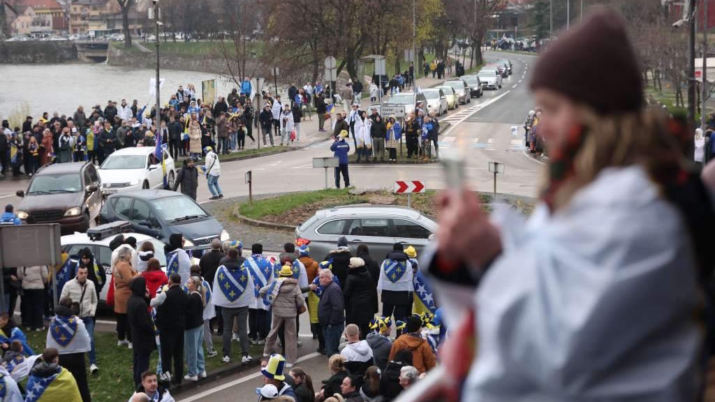 Na zeničkim ulicama karnevalska atmosfera, stadion Bilino polje počeo se puniti