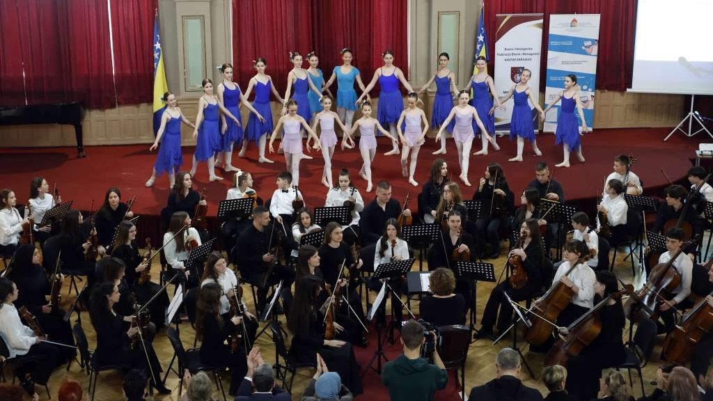 U Domu Oružanih snaga BiH 300 učenika zajedno otpjevalo "Sarajevo ljubavi moja"