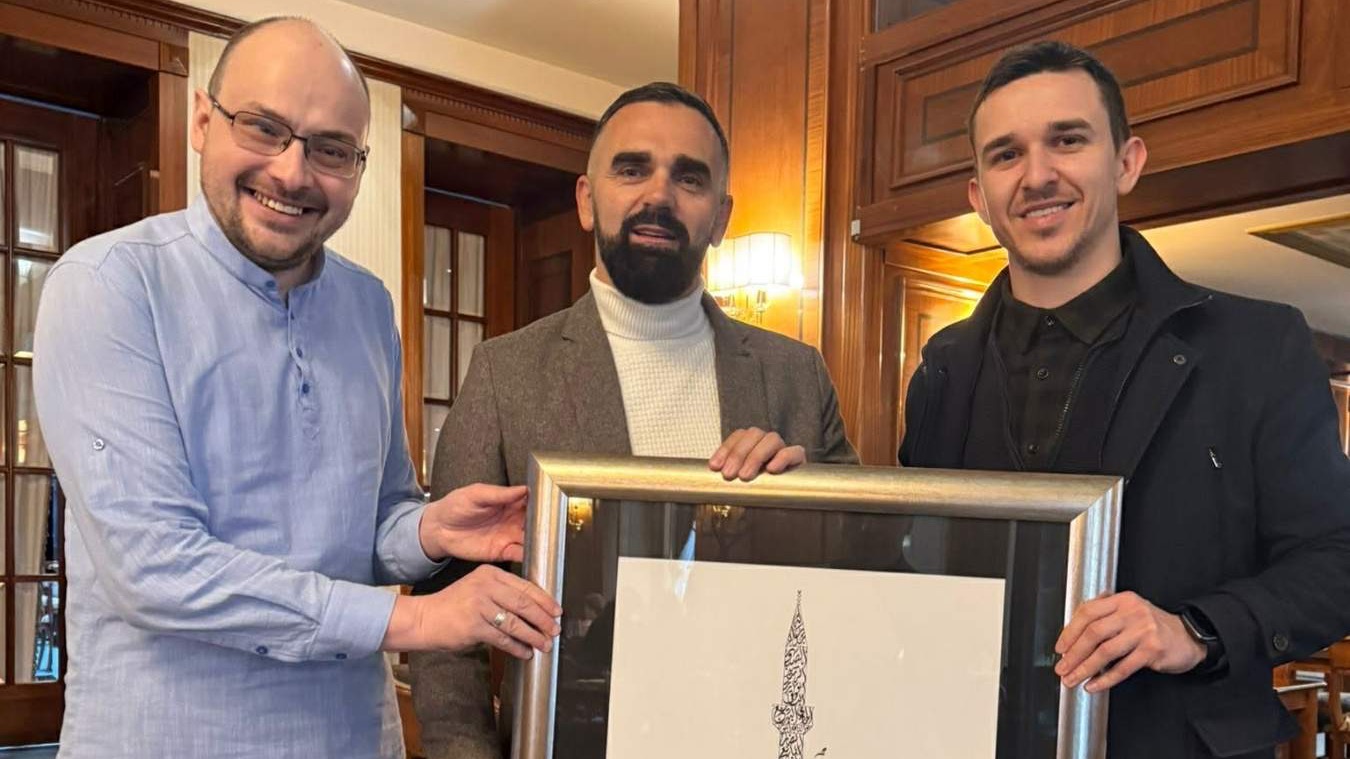 Unikatna levha u obliku Čaršijske džamije uvakufljena Medžlisu IZ Bosanska Dubica