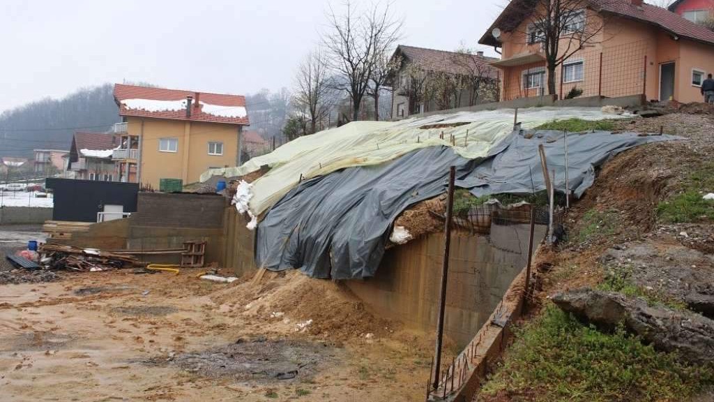 Nakon obilnih padavina u Kalesiji aktivirano nekoliko kližišta, jedna porodica evakuisana