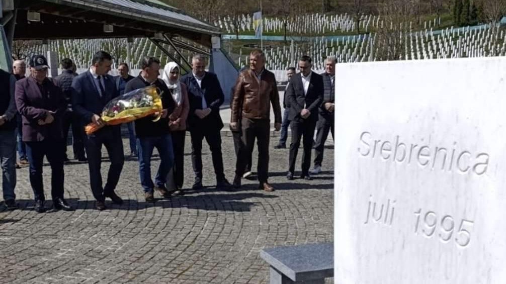 Položeno cvijeće na mezarjima i spomen obilježjima u TK i Podrinju