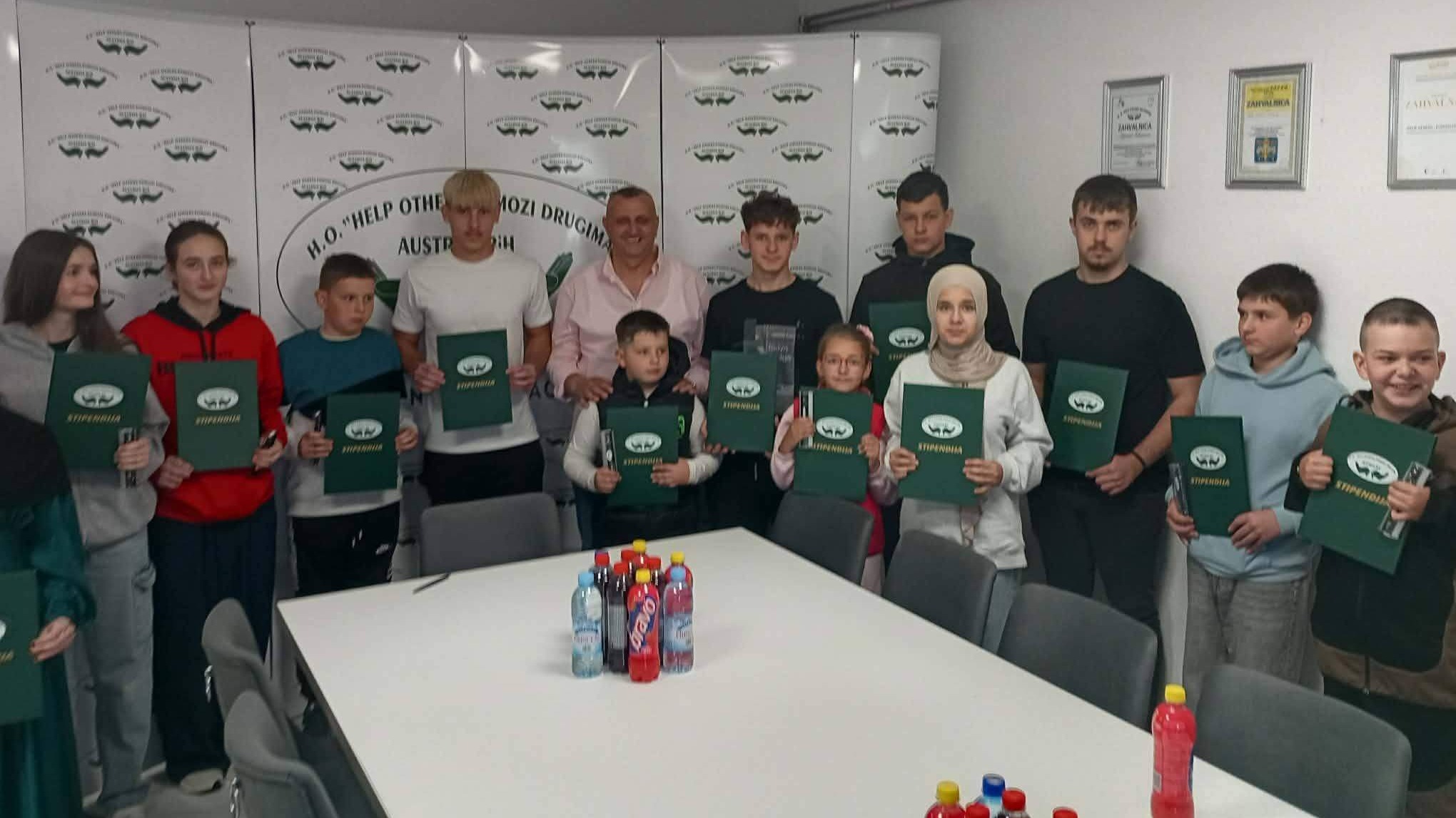 Help Others: Stipendije za 20 jetima