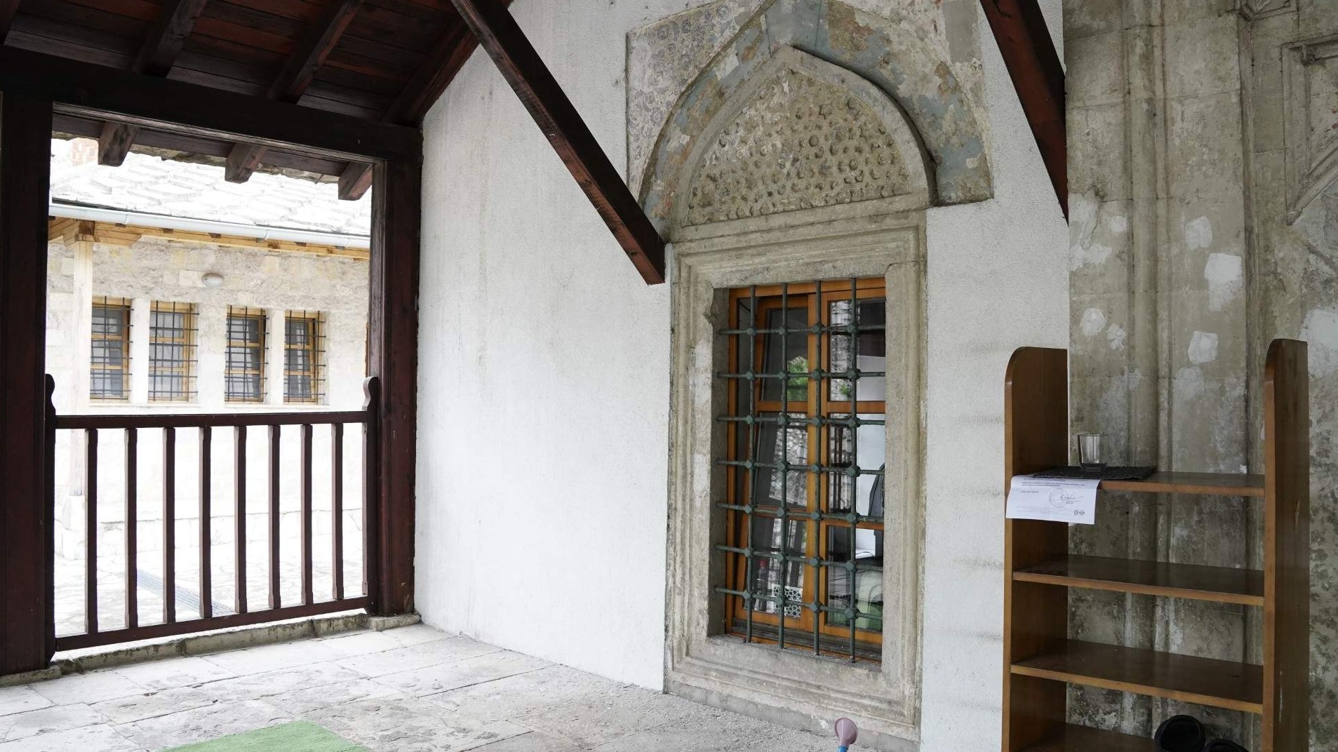 Nihad Čengić istražuje mogućnosti dekorativne restauracije Šarića džamije u Mostaru