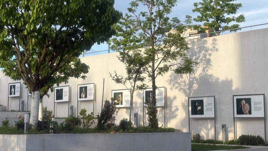 U vrtu MKC Ljubljana otvorena nova fotografska sezona: priče o identitetu, sjećanju i iskustvu života između svjetova