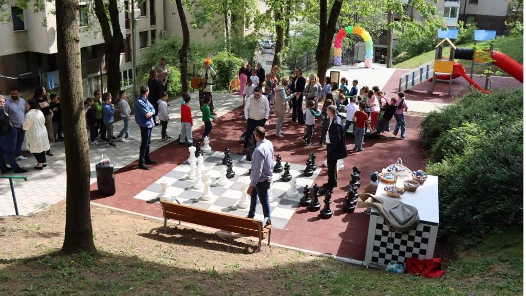 Otvoreno dječije igralište u ulici Avde Smajlovića