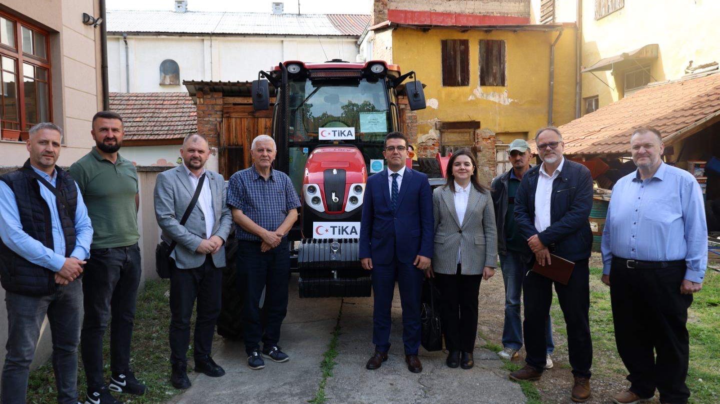 Doniran traktor za potrebe vakufskog poljoprivrednog dobra MIZ Bijeljina