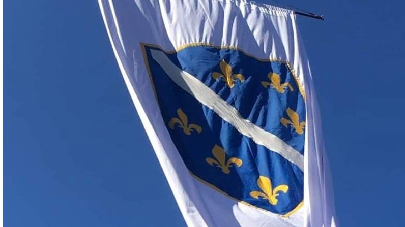 Na današnji dan prije 34 godine usvojena zastava i grb Republike BiH: Šest zlatnih ljiljana kao simbol državnosti!