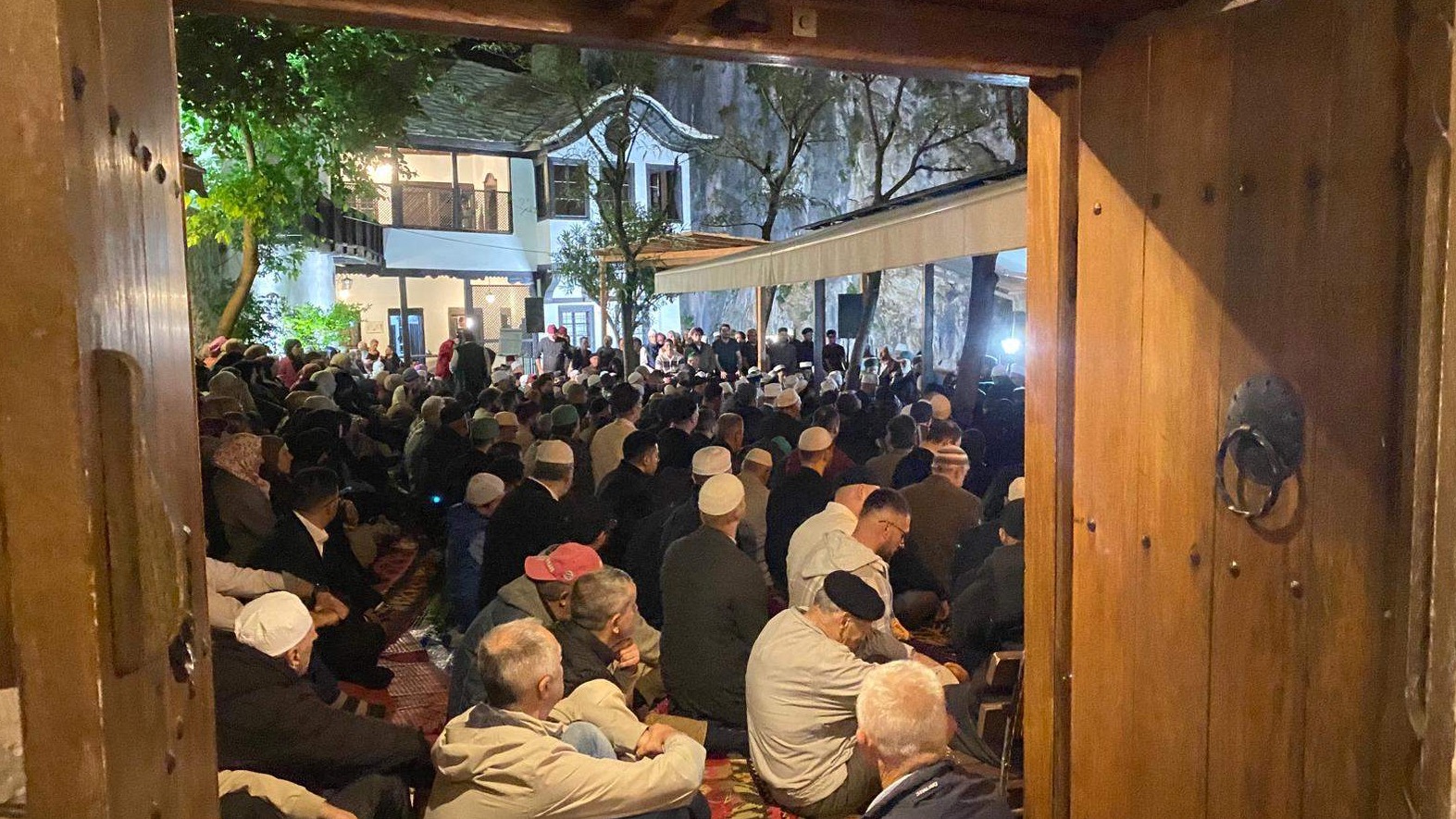 Blagaj pod svjetlom dove: Noć zikra okupila vjernike iz cijele BiH