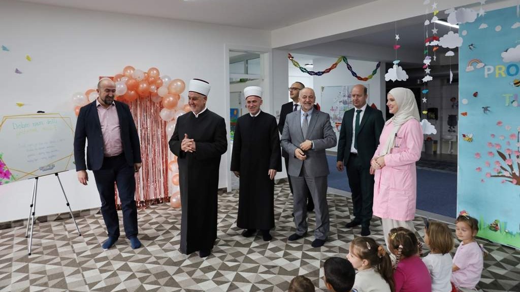 Reisul-ulema Kavazović i muftija Kudić posjetili vrtić "Edebi-nur" i Medresu "Reis Džemaludin-ef. Čaušević" u Cazinu