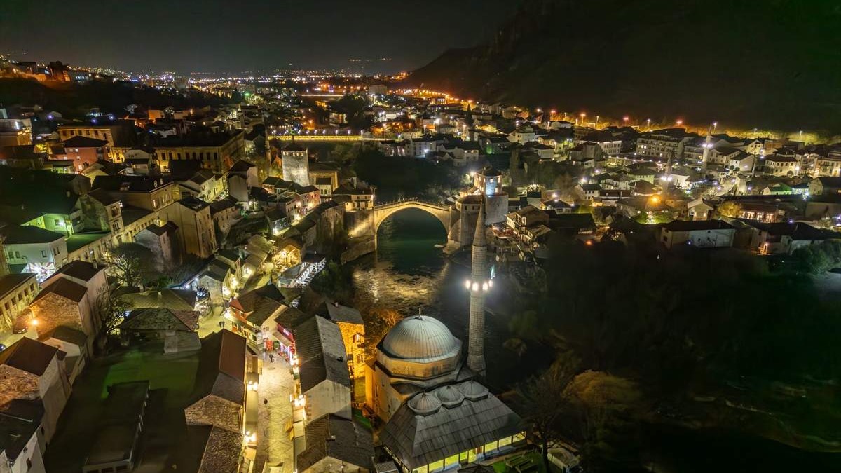 Zapanjujući noćni kadrovi Mostara iz zraka