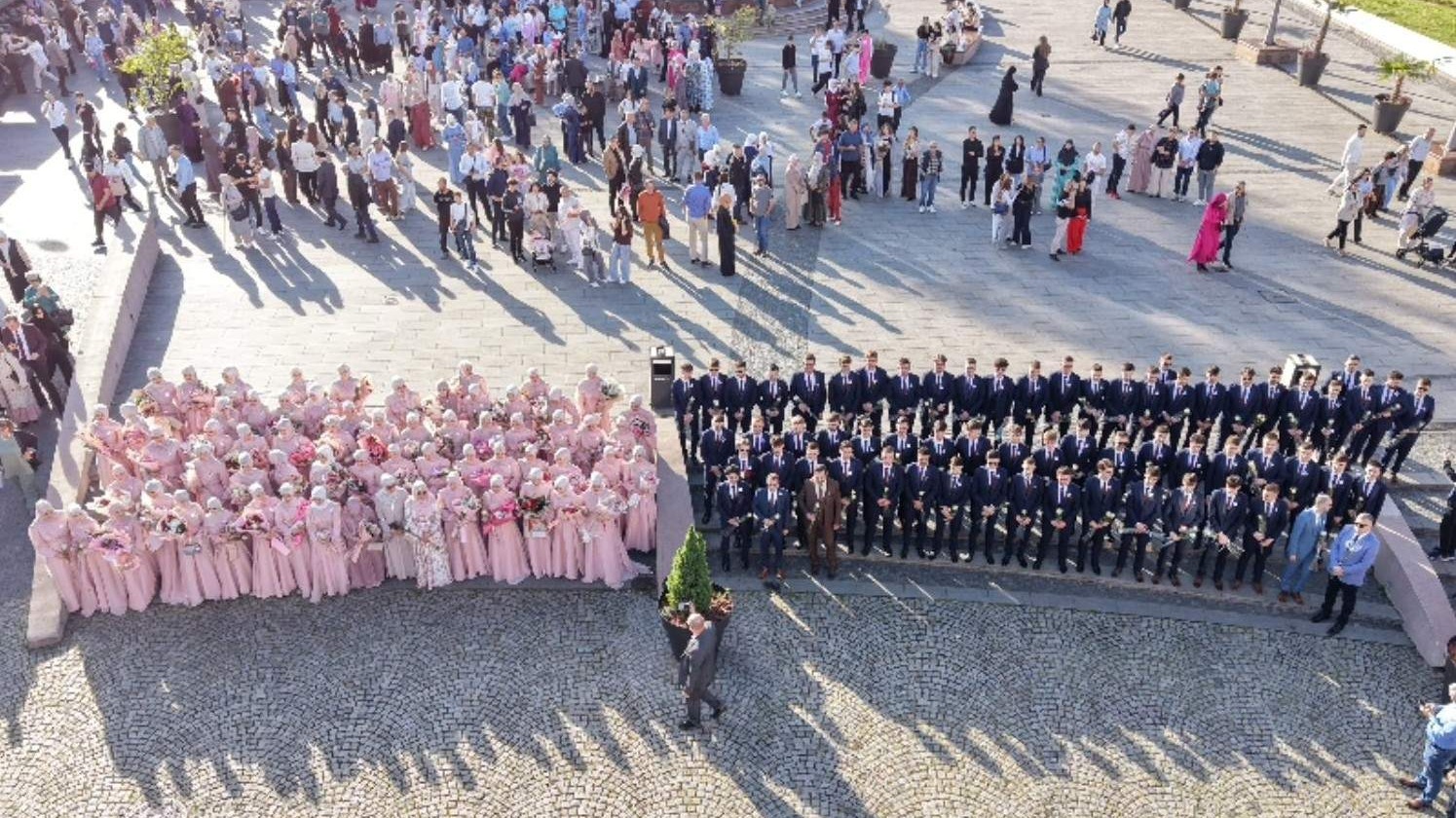 Maturanti 350. generacije Behram-begove medrese prošetali Tuzlom
