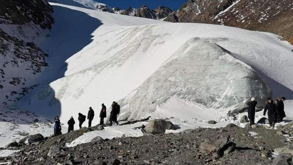 Rekordnih 274 planinara osvojilo Mount Everest u jednom danu