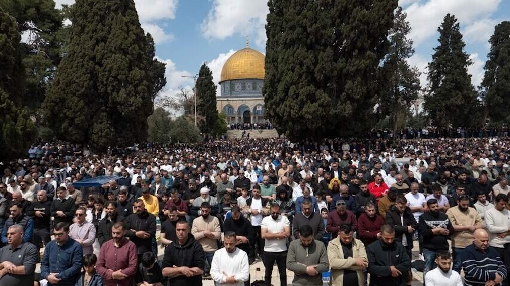 Oko 70.000 Palestinaca klanjalo džuma-namaz u Al-Aksi uprkos izraelskim restrikcijama
