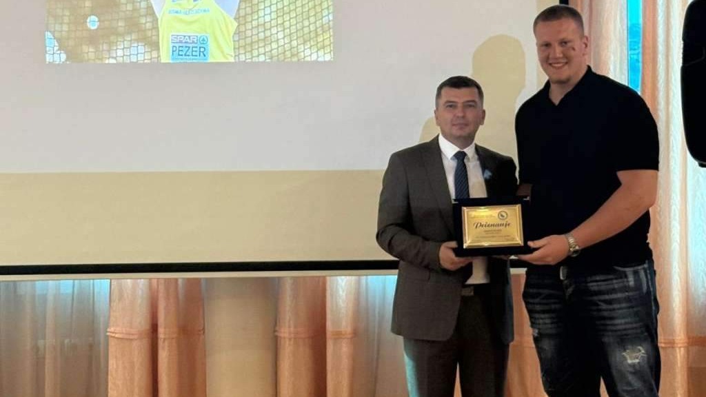 Posebna priznanja Atletskog saveza FBiH za zlato sa EYOF-a za Enhara Mahmića i trenera Hamzu Alića