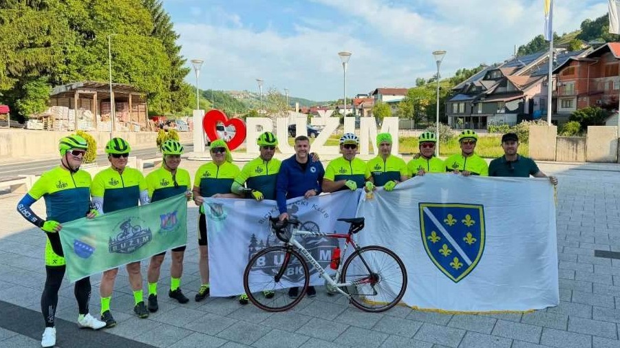 Bužimski biciklisti krenuli ka Tuzli da odaju počast žrtavama masakra na Kapiji