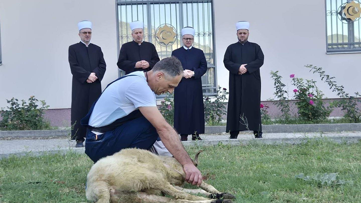 Mostar: Žrtvovani kurbani pred duše Karađoz-bega i Ahmed-age Lakišića
