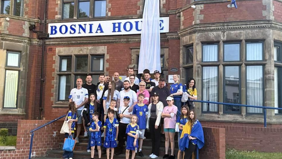 Na Bosanskoj kući u Birminghamu istaknuta bijela zastava u znak sjećanja na žrtve Prijedora