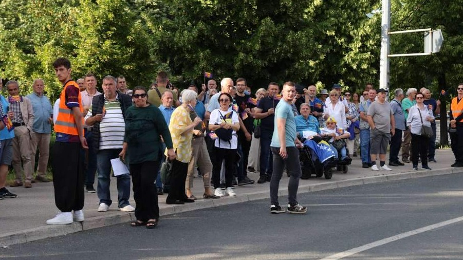Građani se okupili ispred OHR-a na protestu upozorenja uoči sjednice PIC-a