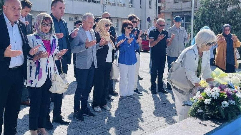 Bosanska Krupa: Polaganjem cvijeća i učenjem Fatihe sugrađani se prisjetili poginulog komandanta Mirsada Crnkića
