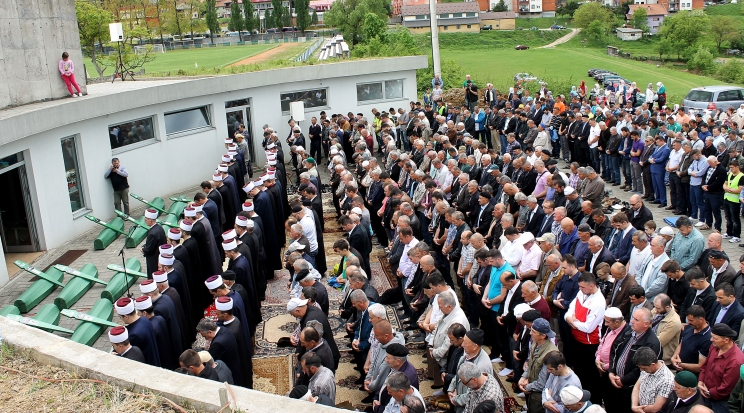 Kolektivna dženaza u Vlasenici: Na mezarju Rakita ukopano 14 žrtava (FOTO)