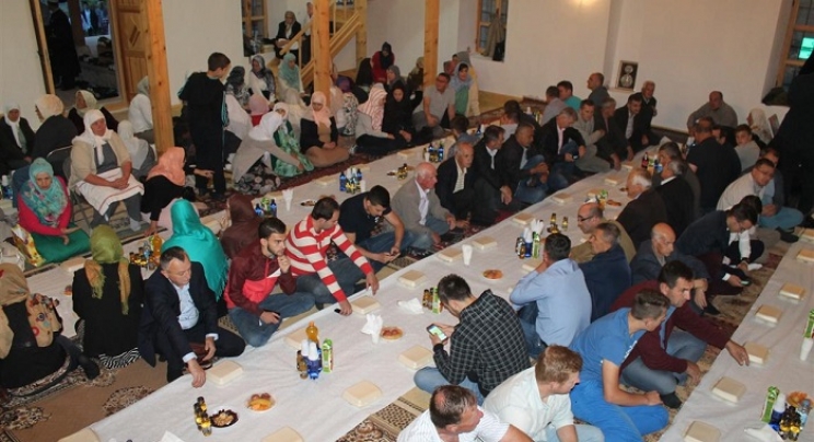 Nevesinje: Nakon 24 godine prvi put organiziran iftar i klanjan teravih namaz u Carevoj džamiji (FOTO)