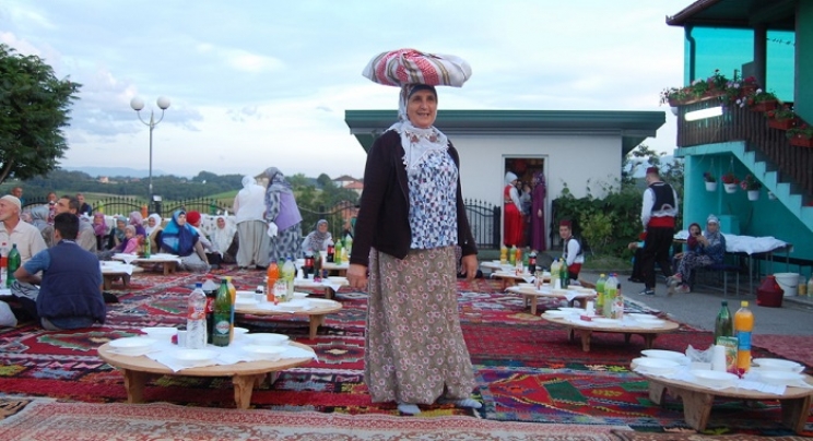 Krajišnici oživljavaju tradiciju: Iftar na soframa, tradicionalna jela i dobro druženje