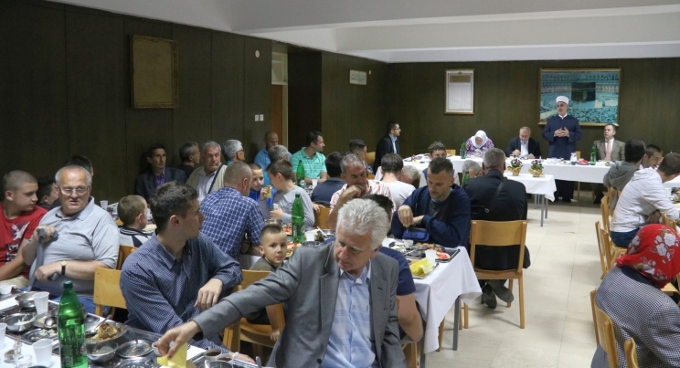 Reisu-l-ulema na iftaru sa korisnicima Narodne kuhinje u Sarajevu