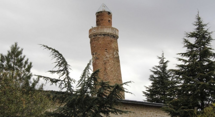 Munara džamije Harput Ulu nakrivljenija od krivog tornja u Pisi